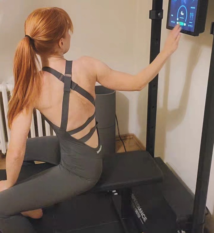 Nedávno si pořídila speciální stroj, na kterém cvičí denně, a díky kterému posilují každý sval svého těla. 