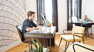 Fyzioterapeut Jan Procházka: Sedavé zaměstnání vede ke škodlivému využívání těla. Co s tím?