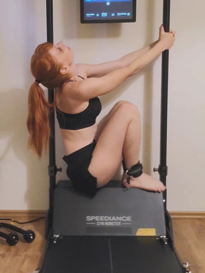 Namísto docházení do fitness centra si Radana doma ordinuje vlastní cvičební sestavy. 