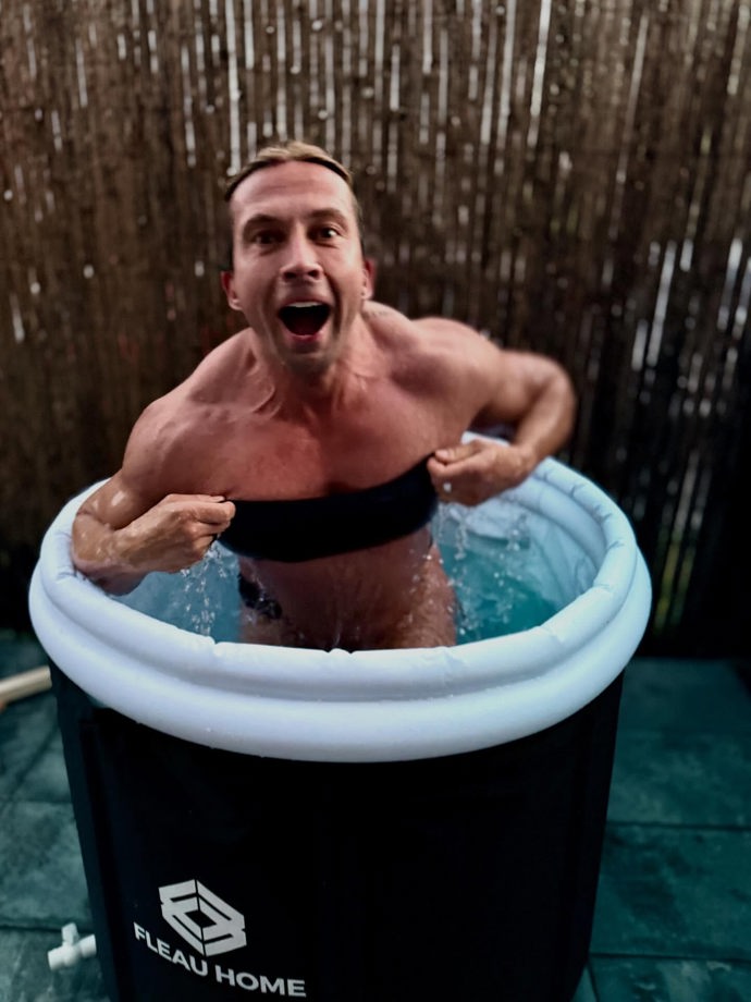 Teď Věra propadla také zdravému otužování ve vlastní kádi. 