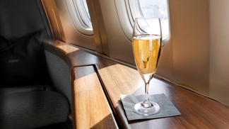 Například Lufthansa nabízí zdarma šampaňské, víno a pivo.