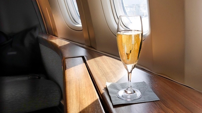 Například Lufthansa nabízí zdarma šampaňské, víno a pivo.