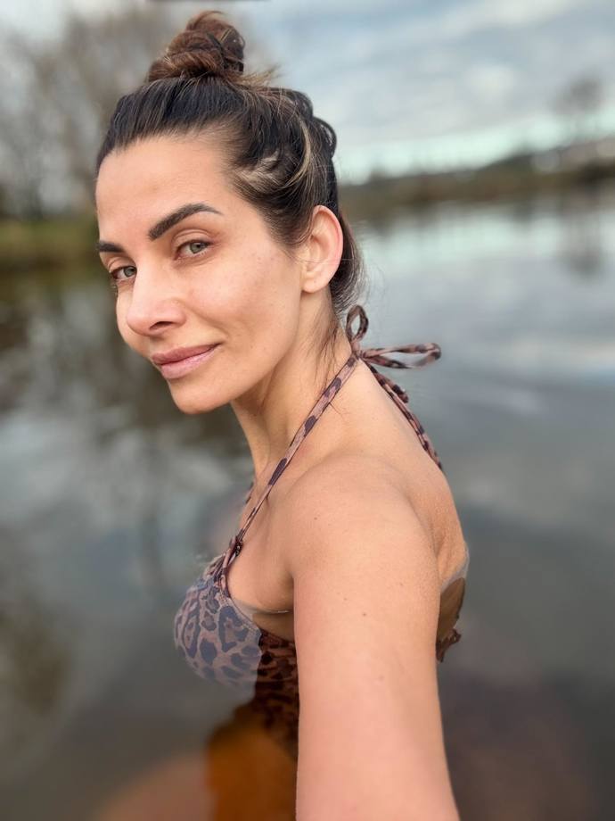 Bez líčení se také pravidelně otužuje. 