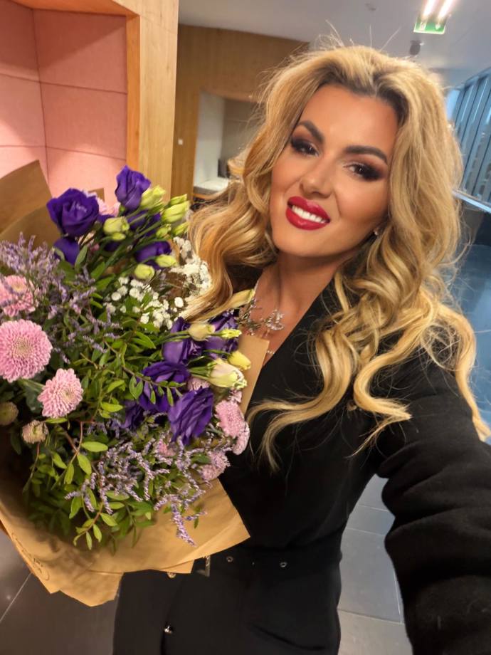 Fanouškům se pochlubila také kyticí, kterou dostala po skončení natáčení talkshow Na kafeečko. 