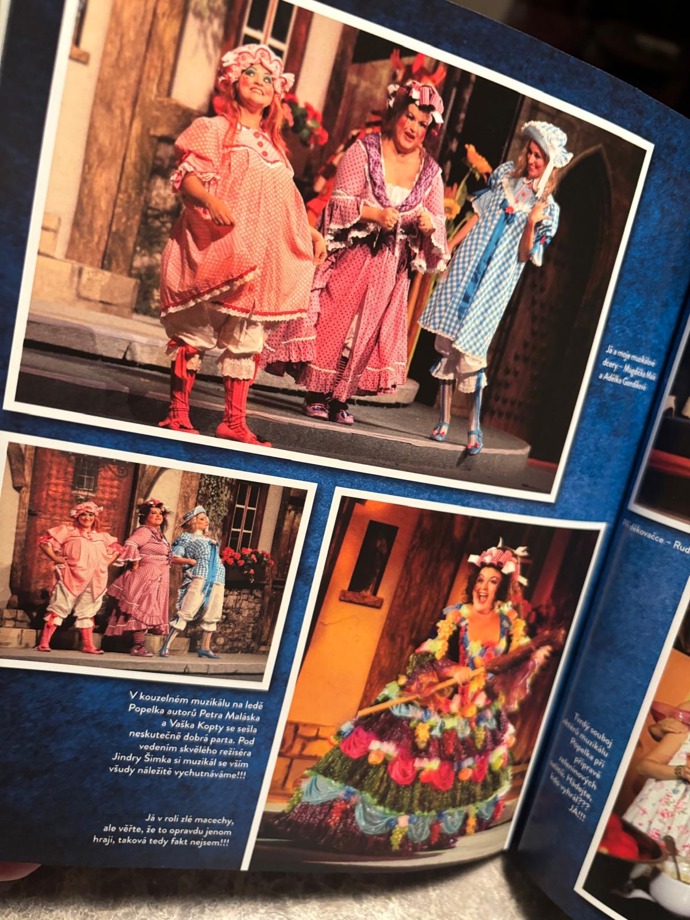 Všichni účinkující mají krásné kostýmy od Romana Šolce.