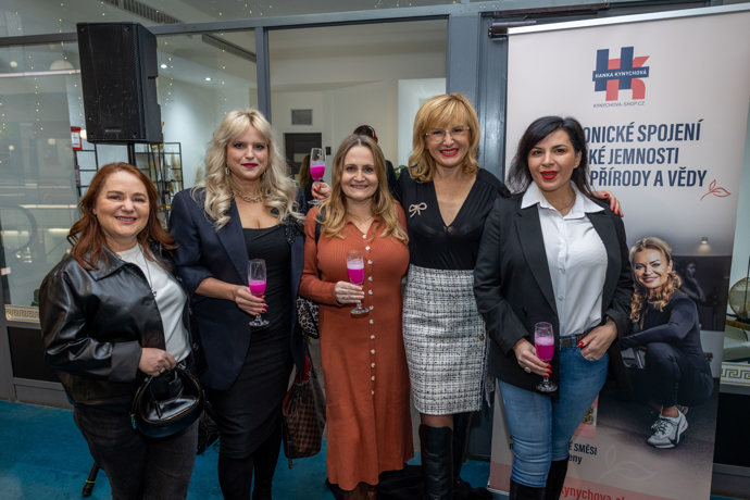 Dámy byly z fialového nápoje nadšené. 