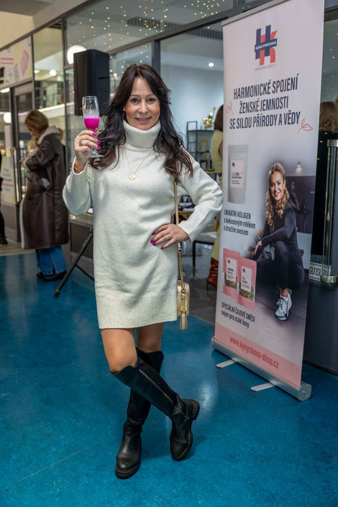 Heidi připíjela na zdraví fialovým kolagenem s dračím ovocem. 