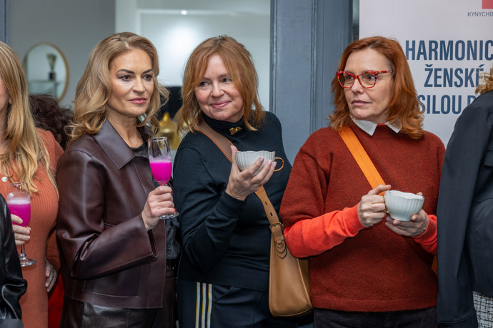 Hned ji v Praze vzala do společnosti - na křest nového kolagenu a čajů Hanky Kynychové. 