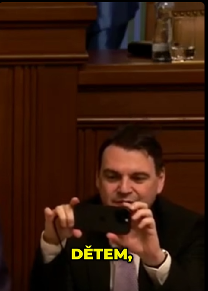 Petr Macinka si fotí mobilem.