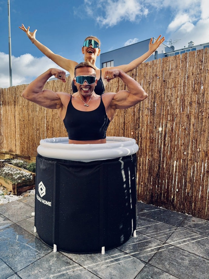 Věra Mikulcová se svou partnerkou Janou Paulátovou propadly otužování. Pořídily si na to speciální káď. 