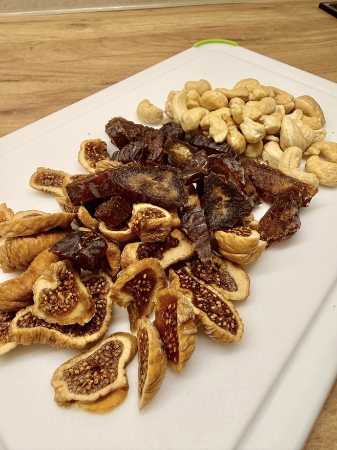 Věra s Janou dávají do chlebíčku jen ořechy a kandované ovoce. 