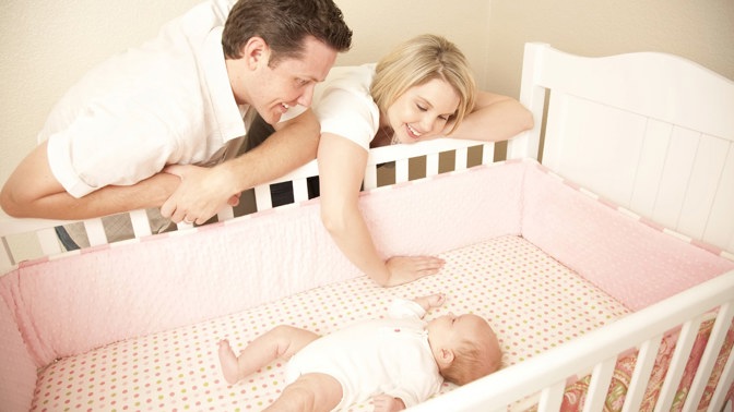 Novorozenci vidí ostře pouze na vzdálenost pár desítek centimetrů.