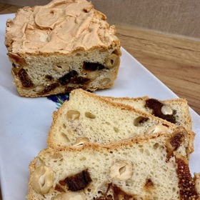 Mimo to se s fanoušky dělí o recepty plné bílkovin. Například tento bílkový chlebíček s polovičním množstvím mouky a cukru. 