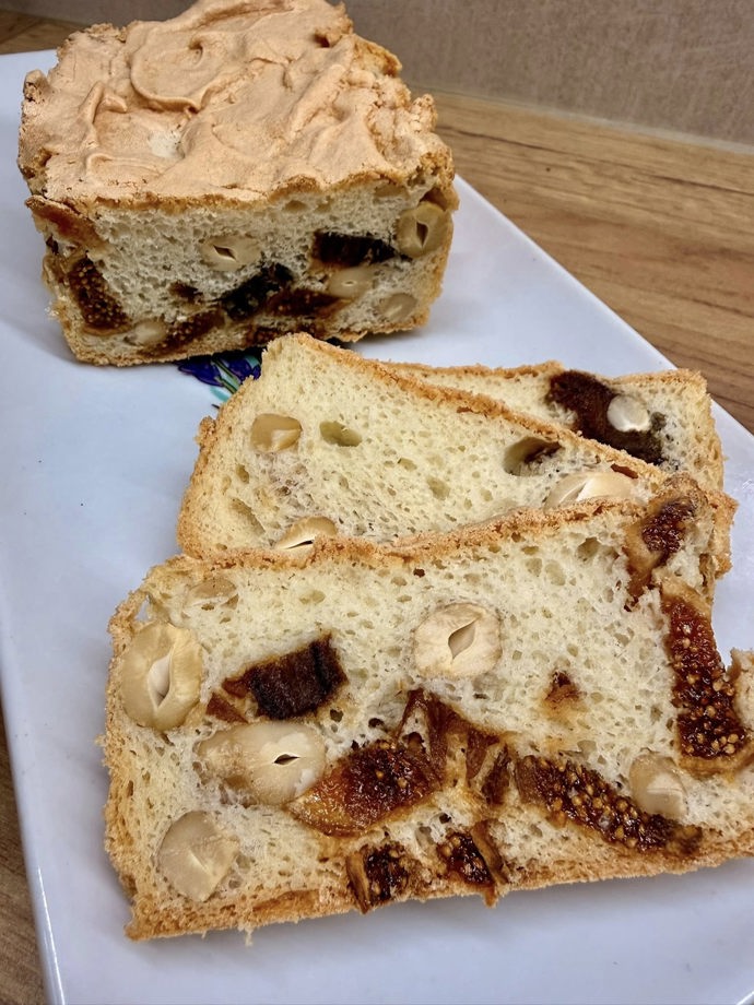 Mimo to se s fanoušky dělí o recepty plné bílkovin. Například tento bílkový chlebíček s polovičním množstvím mouky a cukru. 