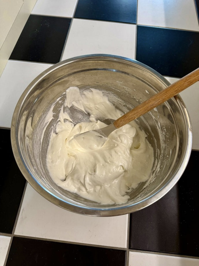 Základem je dostatečně ušlehaný sníh, do kterého se jemně zapracují zbývající suroviny. 