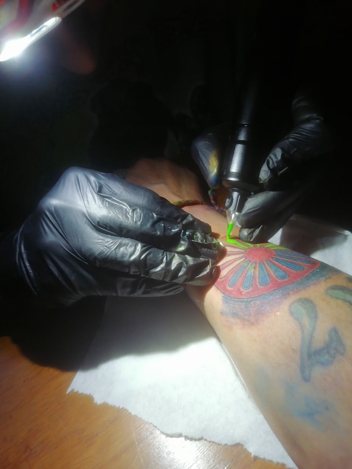 Parsifal si nechal na ruku vytetovat romskou vlajku.