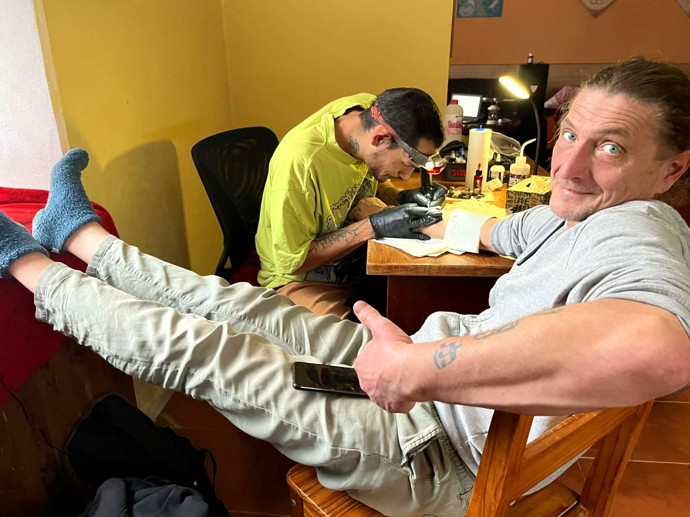 Fotka z tetování romské vlajky.