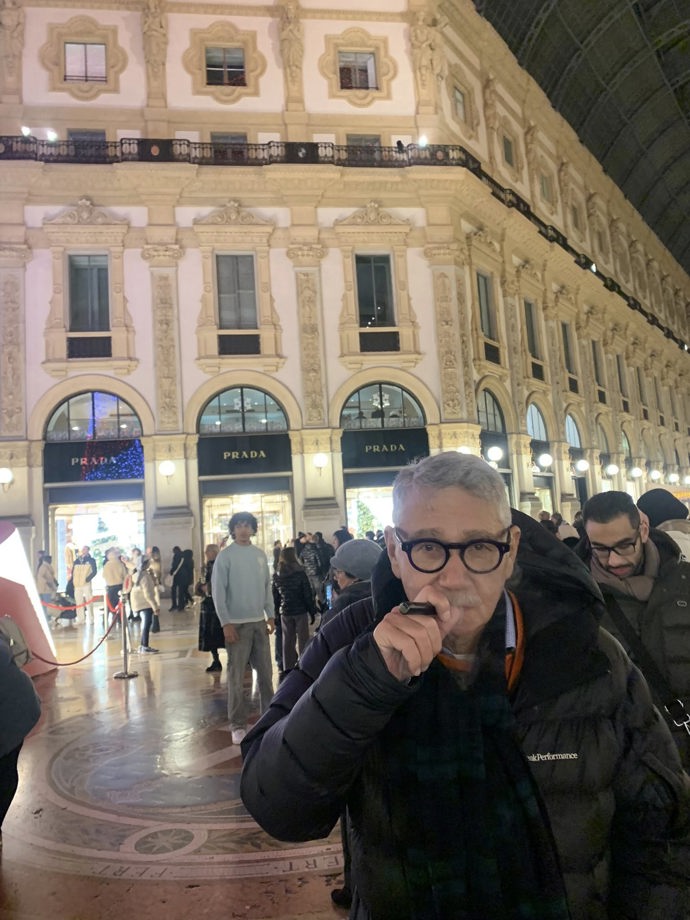 V jednom z nejluxusnějších a nejznámějších obchodů v Miláně koupil Pavel své Jitce vysněnou kabelku Prada. 