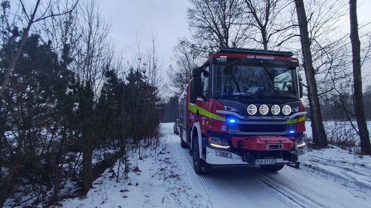 Traktor se převrátil a narazil do dvou žen na saních.
