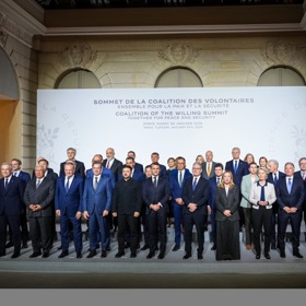 Andrej Babiš mezi státníky v Paříži až v poslední řadě.