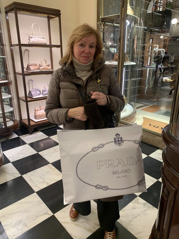 Herečka Jitka Sedláčková v milánském butiku se svou novou kabelkou, jak ji zvěčnil partner Pavel Töpfer.