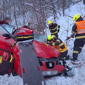 Hasiči vyprošťují auto.