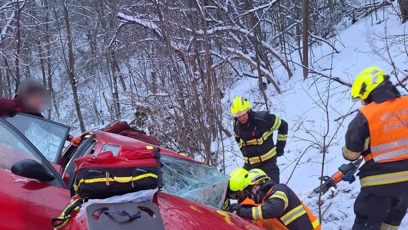 FOTO: Hasiči vyprošťují auto.