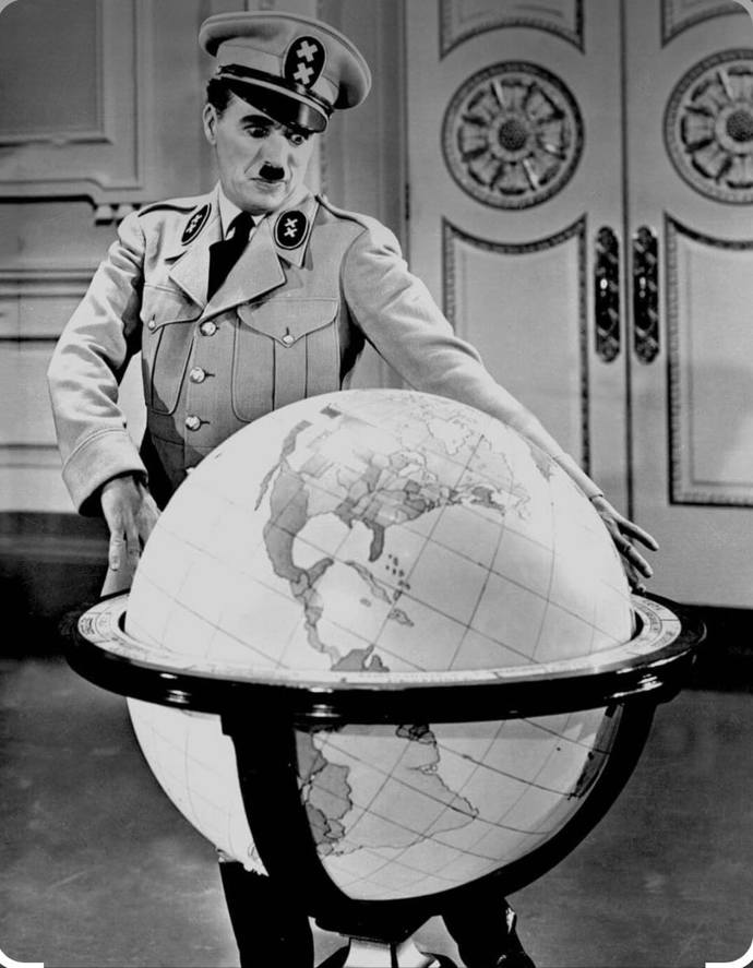 David Matásek karikoval Babiše fotkou Chaplina imitujícího Hitlera.