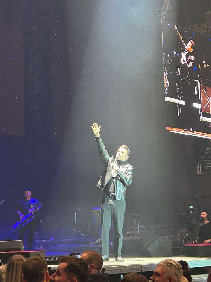 Moderátor Leoš Mareš na koncertě pro Patrika Hezuckého. 