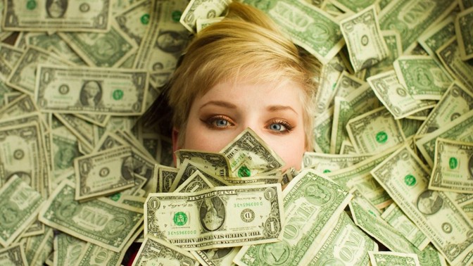 Někteří jedinci se doslova topí v penězích.