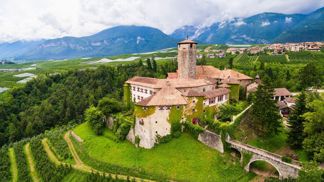 Castel Valer mimo jiné nabízí dechberoucí výhledy do okolní krajiny.