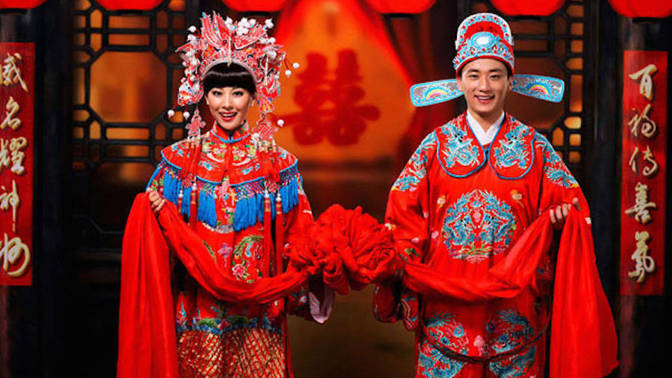 Tradiční čínský svatební oděv.