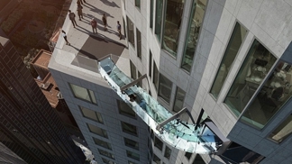 Skluzavka je připevněna k 300metrovému mrakodrapu.