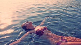 Vznášet se můžete v rybníku i ve speciálním relaxačním zařízení.