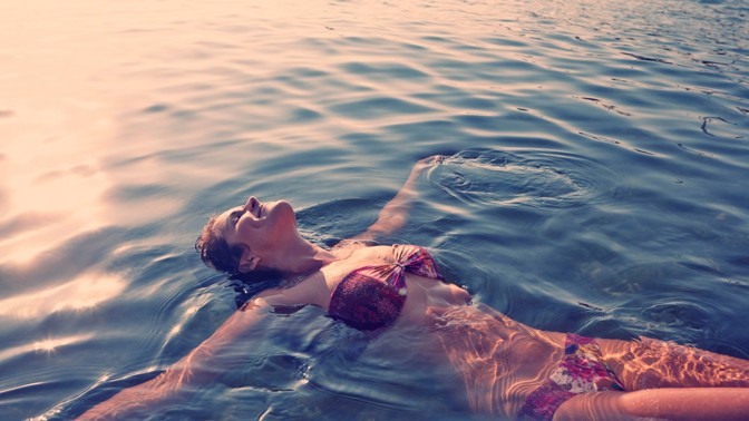 Vznášet se můžete v rybníku i ve speciálním relaxačním zařízení.