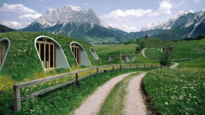 „Hobití domky“ skvěle splývají s přírodou.