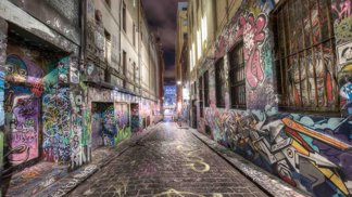 Třpytivá omšelost. Dobře provedená graffiti umí rozsvítit i tu nejzapadlejší uličku.