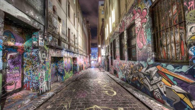 Třpytivá omšelost. Dobře provedená graffiti umí rozsvítit i tu nejzapadlejší uličku.