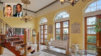 Foyer Beyoncé a Jay-Zho s mramorovou podlahou a lavicemi jako z kaple.