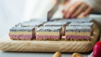 Čtverečky s kešu krémem a bobulemi vám připomenou dobrodružné výpravy do lesa na šťavnaté borůvky.