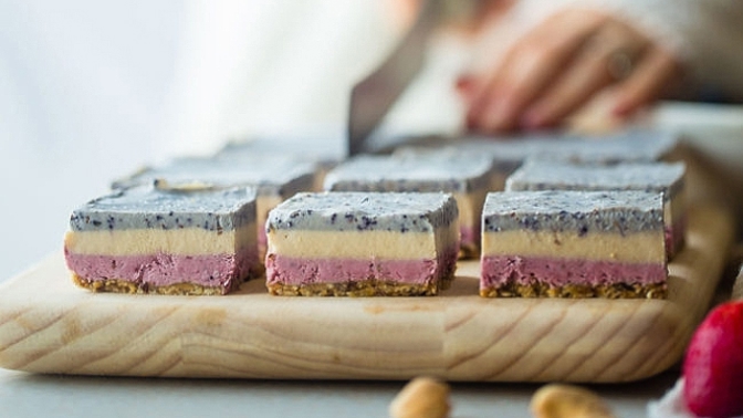 Čtverečky s kešu krémem a bobulemi vám připomenou dobrodružné výpravy do lesa na šťavnaté borůvky.