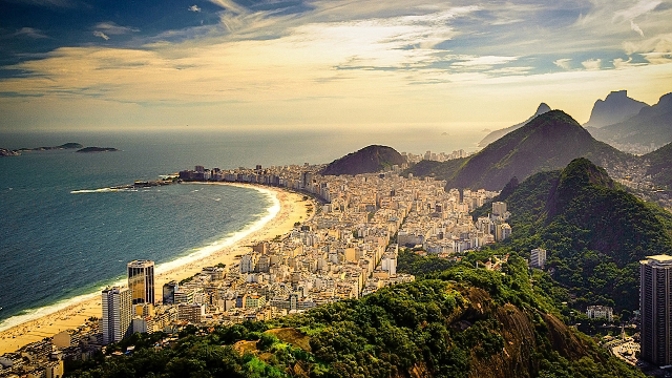 Nádherná, že? Legendární pláž Copacabana sice bere dech, bezpečno však na ní není...