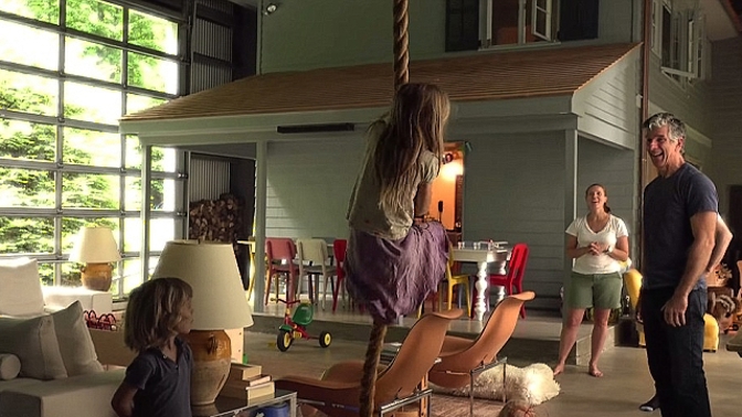 Hangár coby útulné rodinné zázemí? Architekt Adam Kalkin to dokázal.