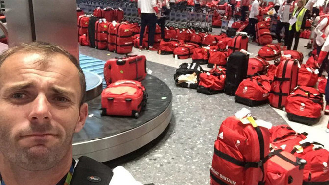 „Neviděl někdo můj červený kufr?“