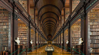 Přes 200 000 knih dotváří majestátní vzhled komnaty Long Room!