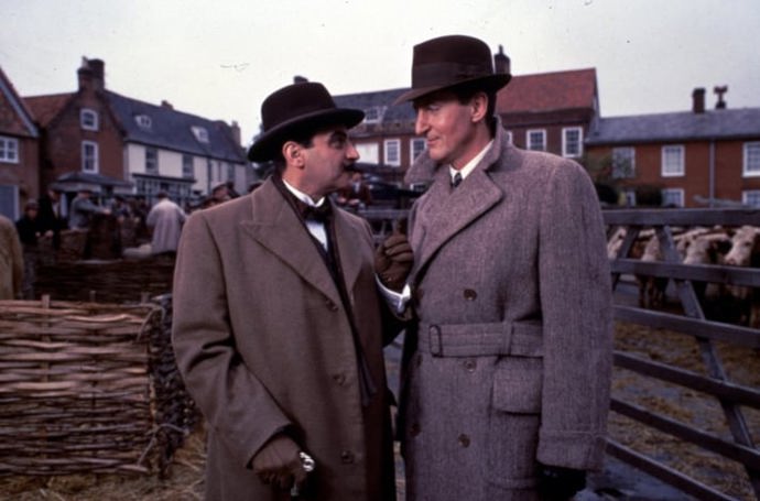 Hercule Poirot v podání Davida Sucheta na snímku v epizodě Tragédie v Marsdonu. Spolu s Hughem Fraserem.