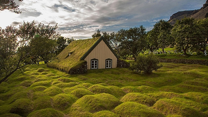 Domy se zelenými střechami krásně splývají s okolní přírodou.