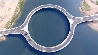 Autorem tohoto pozoruhodného architektonického díla je Rafael Viñoly.