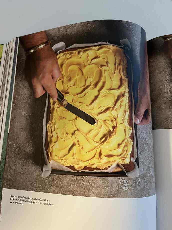 Na rozetření kefírové hmoty i krémů nejlépe poslouží malá cukrářská paleta. 