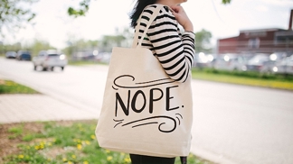 Výroba látkových tašek spolkne dvojnásobně více elektřiny a čtyřnásobně více materiálu než výroba plastových tašek.